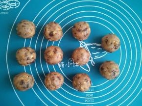 我称了一下得成品馅料约440G，所以分成11个重约40G的馅料，搓成球