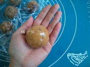 全部包裹住以后用手搓匀搓圆。
可以看到因为皮薄的缘故馅料的颜色都会有点透出来。