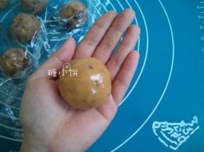全部包裹住以后用手搓匀搓圆。
可以看到因为皮薄的缘故馅料的颜色都会有点透出来。