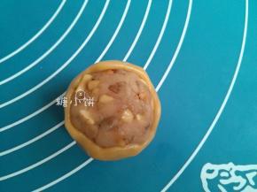 制作【五仁月饼】： 这款同理，因为按方子我得成品五仁馅约370G。所以我是分割成约37G一个的馅料，共10个。皮馅比用的3:7（即饼皮15G，馅料35G）。