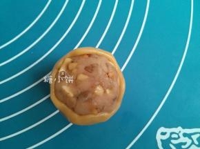 制作【五仁月饼】： 这款同理，因为按方子我得成品五仁馅约370G。所以我是分割成约37G一个的馅料，共10个。皮馅比用的3:7（即饼皮15G，馅料35G）。