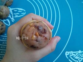 取10G的饼皮面团压扁，包馅料。
因为皮比较少的所以跟包包子之类的完全不一样。
要用手把面皮沿着馅料推开推薄，我是从下慢慢向上推。