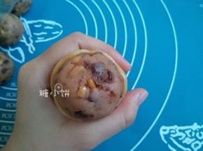 取10G的饼皮面团压扁，包馅料。
因为皮比较少的所以跟包包子之类的完全不一样。
要用手把面皮沿着馅料推开推薄，我是从下慢慢向上推。