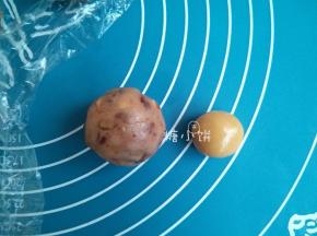 制作【叉烧云腿五仁月饼】：普通面粉100G，金黄糖浆70G，植物油30G，枧水2G混合揉成团即成饼皮，得饼皮面团约200G，具体能做多少只月饼要看你的皮馅比。比如这款叉烧馅的我用的是皮馅比2:8（饼皮10G，馅料40G），总共11个馅料，那样的话就总共需要饼皮面团110G，按此比例可换算原材料用量