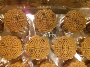 【成型烘烤】：包好的生坯全部用月饼模具压出形状，排在垫好锡纸的烤盘上。
这次压的时候我在包好的生坯表面抹了点植物油防粘，以前做的时候我是啥都不抹的也可以操作。抹油可能就是可以更放心点，操作起来不用那么小心翼翼地怕粘坏花纹