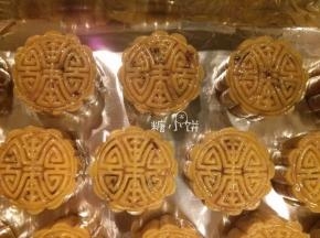 【成型烘烤】：包好的生坯全部用月饼模具压出形状，排在垫好锡纸的烤盘上。
这次压的时候我在包好的生坯表面抹了点植物油防粘，以前做的时候我是啥都不抹的也可以操作。抹油可能就是可以更放心点，操作起来不用那么小心翼翼地怕粘坏花纹