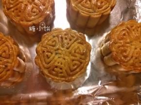 从烤箱中取出，在表面刷一层薄薄的蛋黄液。
再送入预热好200摄氏度的烤箱中烤1-2分钟至表面上色即可。