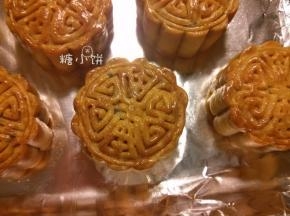 从烤箱中取出，在表面刷一层薄薄的蛋黄液。
再送入预热好200摄氏度的烤箱中烤1-2分钟至表面上色即可。