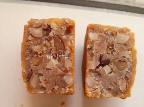 此图是五仁款切开的样子，饼皮比叉烧款稍厚。
 烤好的月饼放置1-2天让饼皮回油回软即可食用。
不同的馅料回油时间不太一样，这两款我的大概2天左右，以上。