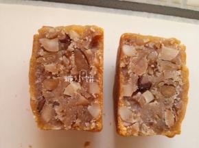 此图是五仁款切开的样子，饼皮比叉烧款稍厚。
 烤好的月饼放置1-2天让饼皮回油回软即可食用。
不同的馅料回油时间不太一样，这两款我的大概2天左右，以上。