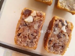 此图是叉烧款切开的样子，馅料微微带有叉烧的粉色