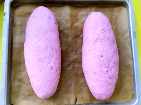 卷紧后收好收口，收口朝下放在烤盘上