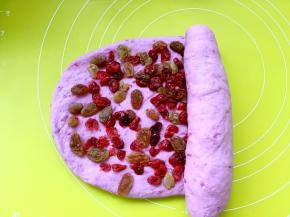 从一头卷起，一定要卷紧，免得烤完以后里面有空洞