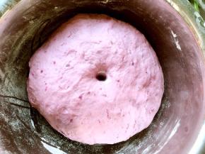 盖保鲜膜发酵至两倍大，手指沾面干粉，按下去有个圆圆的洞即可