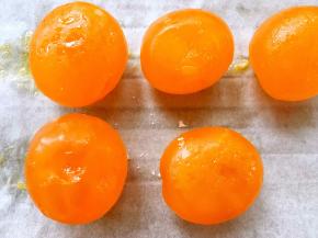 烤箱预热170度，泡好的蛋黄入烤箱烤7分钟，上色即可