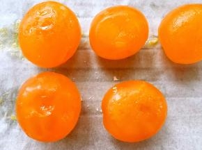 烤箱预热170度，泡好的蛋黄入烤箱烤7分钟，上色即可
