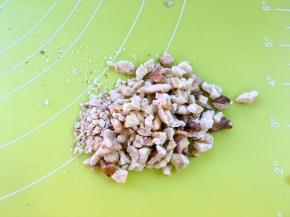 核桃放烤箱160度烤10分钟，皮能搓下来即可，压碎备用