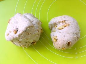 将面团分成均匀的两份，松弛20分钟