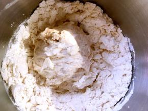 加入酵头跟核桃酱，活成面团，欧包面团需要的水份大一些，揉面的时候会有一点点粘手