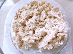 混合主面团所有材料，活成棉絮状