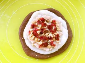 铺上一层豆沙，撒上核桃碎跟蔓越梅干