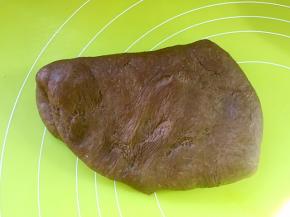 将面团取出，按压排气