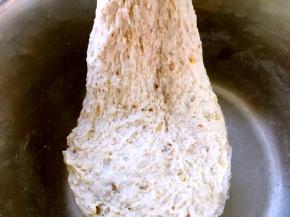 面团一直揉至起筋状态即可，大约揉了15分钟左右，之后放置一旁，松弛半个小时，有面包机可以用面包机揉面