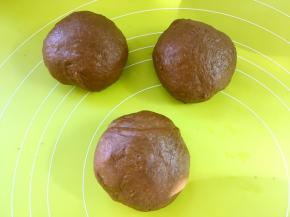 分成三等份，揉均匀，放置一旁松弛15分钟