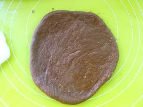 将松弛好的面团擀成圆片