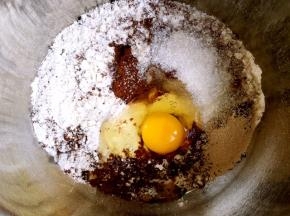 来做可可面团，除黄油跟水外的其他材料倒入盆内