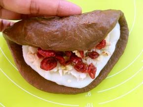 从一头轻轻的卷起来，尽量卷的紧一点