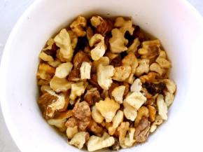 烤箱预热170度，核桃仁放入烤箱烘烤10分钟，这样烤出来的欧包会有浓郁的核桃香味