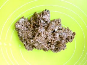 一点点加入水，因为地区湿度不同，以及面粉的吸水性不同，建议留10克水，揉好的面团如果有点干，再加入剩下的水