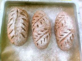烤箱放碗热水，软欧放到烤箱内发酵20分钟，软欧比之前大一倍即可