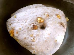 发酵好的面团，用手指沾干粉按下去有个圆圆的洞，不回弹