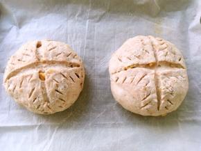 发酵好的面团用手按下去，会回弹回来，用刀片割出花纹