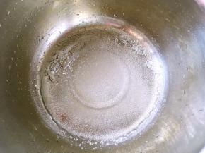 先来做麻薯，砂糖加热水搅拌至砂糖融化，也可以隔水加热至砂糖融化