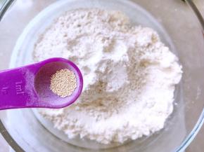 提前一晚做酵头，混合所有酵头材料，混成面团，冰箱冷藏发酵12个小时以上