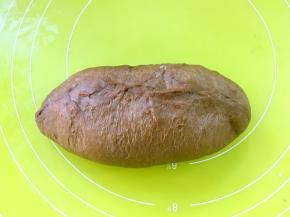 收好收口，烤盘铺油纸，将卷好的软欧收口朝下放在烤盘上，同样方法做好另外两份