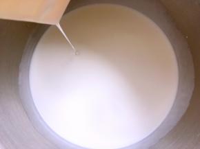 将搅拌好的麻薯液体上锅蒸至颜色变成透明状态，我蒸了20分钟