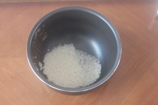 锅里加入适量的大米。