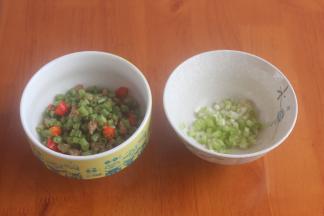 再准备一点儿葱白，半碗剩下的肉沫豆角菜