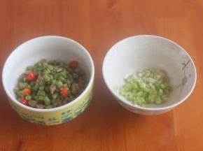 再准备一点儿葱白，半碗剩下的肉沫豆角菜