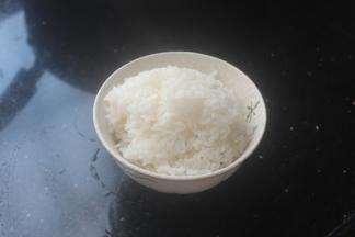 煮熟的米饭装出来，是有一点锅巴的，还是热热的饭