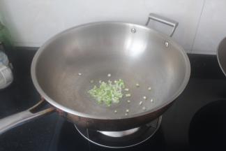 炒锅放油，放葱白炒香