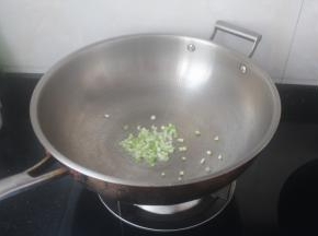 炒锅放油，放葱白炒香