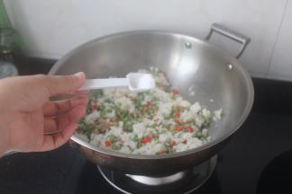 加入小半勺盐炒至盐融化，大概翻炒三分钟即可啦