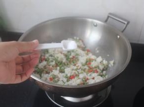 加入小半勺盐炒至盐融化，大概翻炒三分钟即可啦