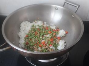 倒入米饭和豆角肉沫下去一起翻炒。大概炒一分钟，因为饭是刚煮的。所以饭是很松散的