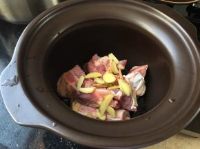 放入煲汤锅内，加入数量姜片去腥作用